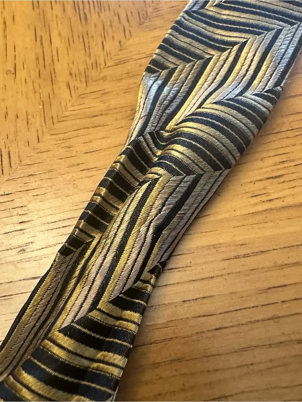 Benedetto 100% SILK Men's Designer Geometric Tie Gold Black Chevron Pattern
